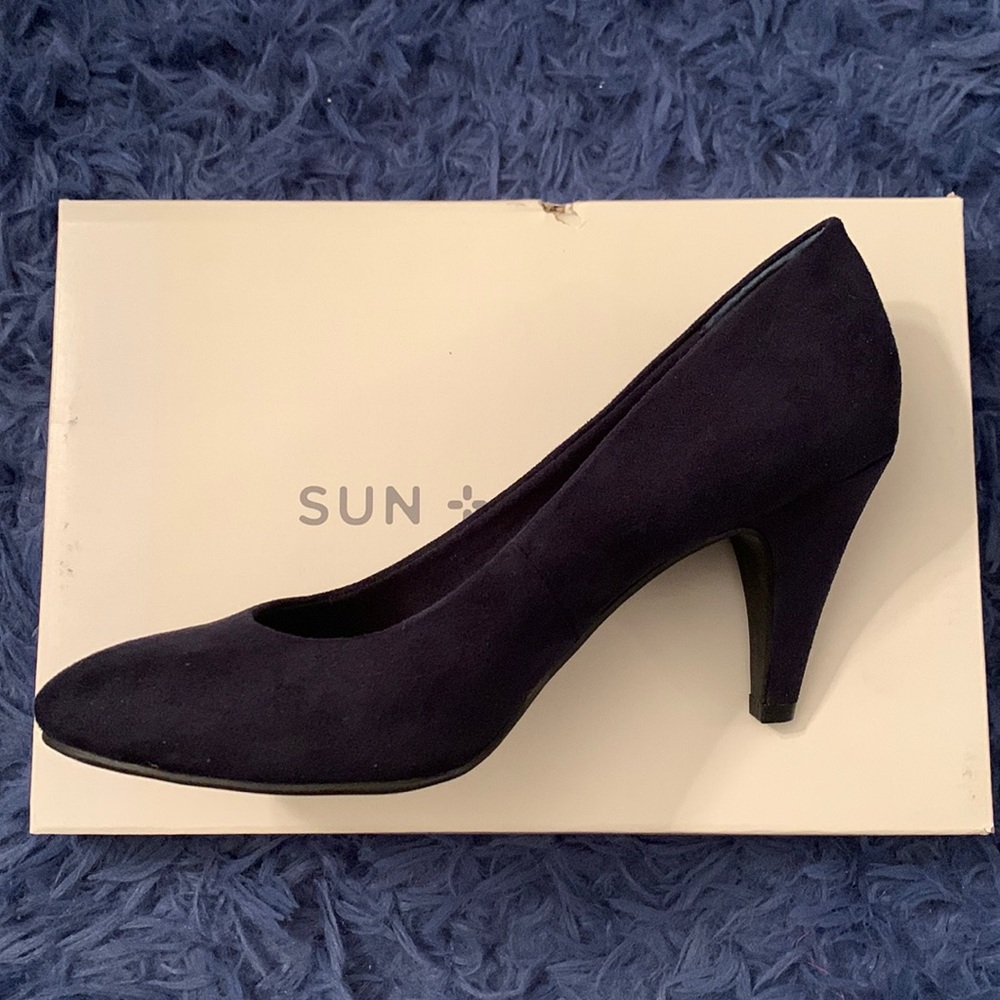 Navy pumps, women’s size 7.5M (US)